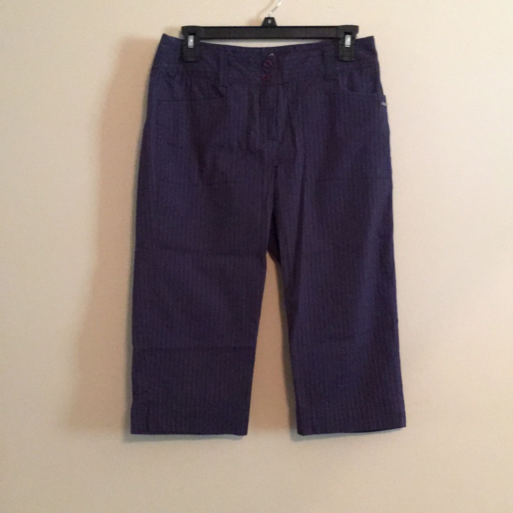 Lole size 6 Blue & White pinstripe Capri